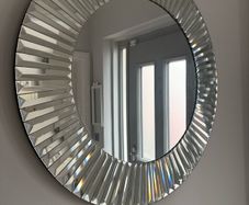 Bevelled mirror