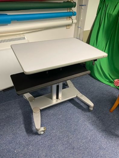 Standing desk - Sit / Stand - No electricity needed