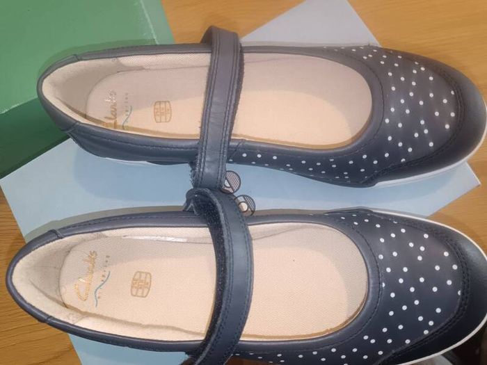 Clarkes girls shoes UK 2.5