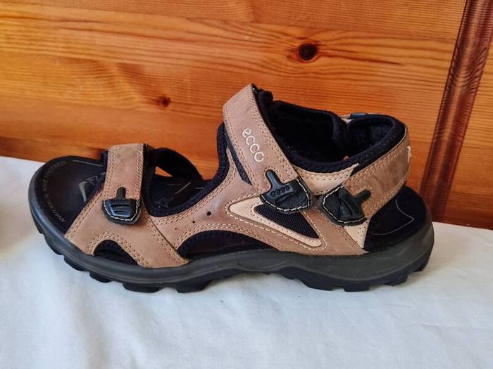 Ecco off the road sandles Size 8 eu 42 tan leather in good condition