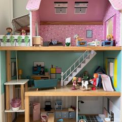 Doll house with accessories