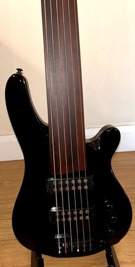 Harley Benton B-650FL BK Progressive Series (6-String Fretless Bass) - Pristine Condition