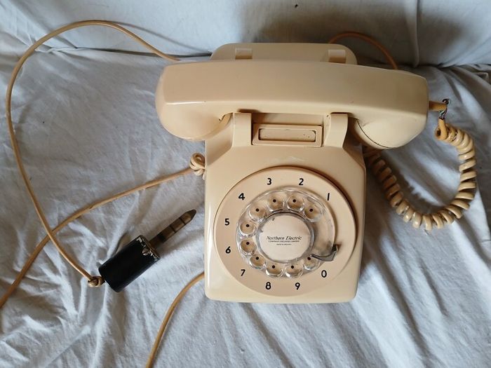 vintage 1970s telephone beige northern electric 500-series