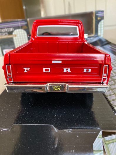 Ford F-100 Pickup Truck Year 1969 MotorMax 1/24
