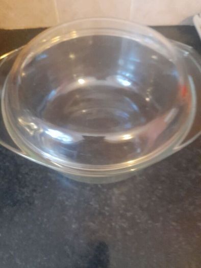Large glass oven proof Pyrex dish with lid