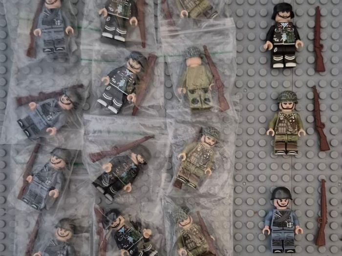 Lego compatible, military figures, American / Italian / German infantry. 15 figures plus rifles.
