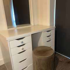 dressing table/Vanity