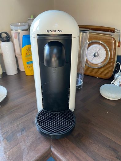 Nespresso Coffee Machine White Includes Descaling Kit