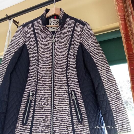 Ladies Gerry Weber Jacket . NOW REDUCED.Navy and Cream.Lining Navy.Fully Zipped.Perfectly clean.