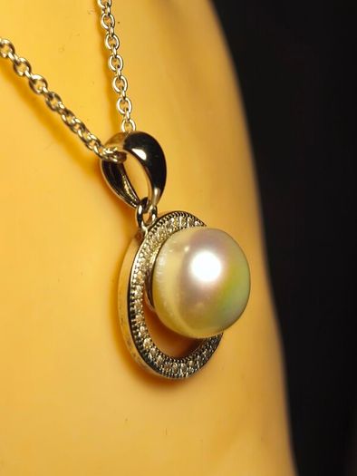 Sterling Silver Freshwater Cultured Pearl Pendant and Chain
