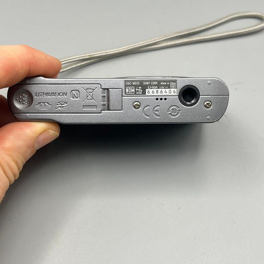 Sony Cyber-shot DSC-W810 20MP Digital Camera Silver - Full Kit - 32GB SD