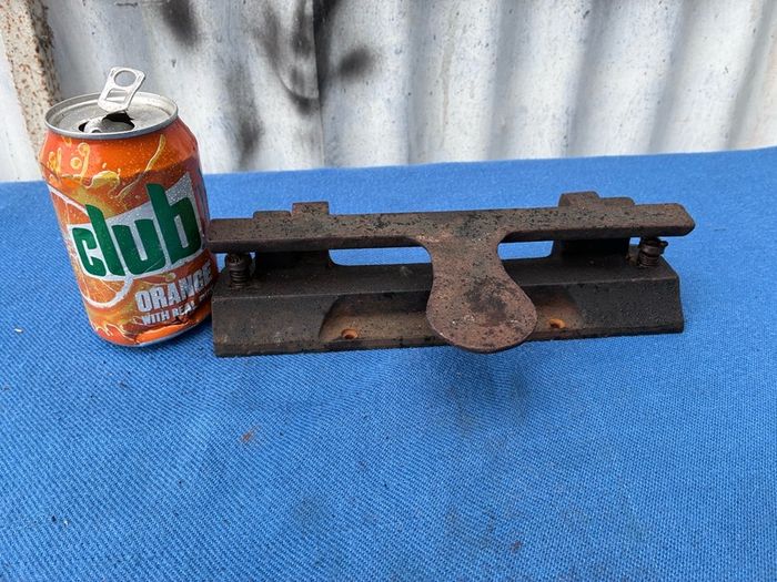 Heavy cast iron hole punch