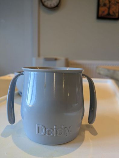 Doidy cup and suction plate for feeding.