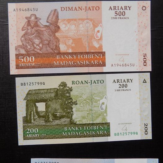 Madagascar 2004.Lot of 3 Uncirculated Banknotes.