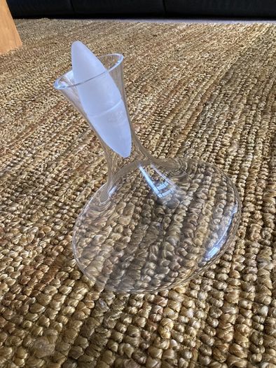 Swirling glass wine decanter and stopper
