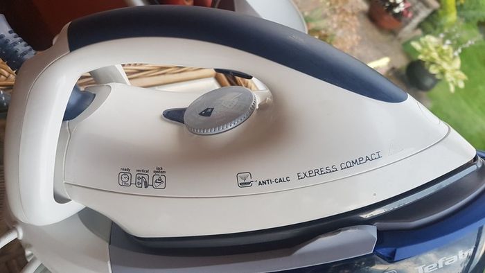 TEFAL. Steam Iron - Express Glide