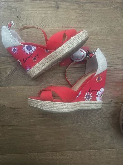Gorgeous red & cream wedge