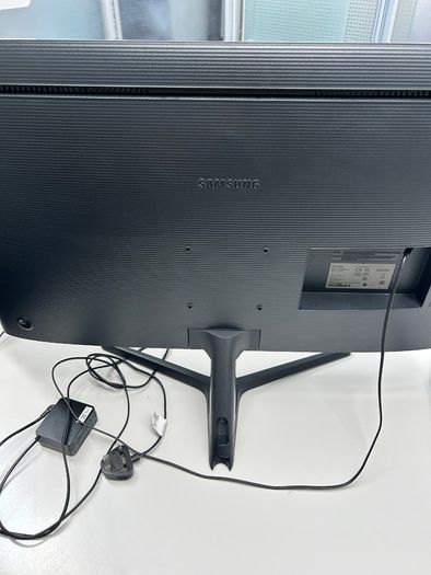 1 x SAMSamsung- U32J590 4K Ultra HD 32" LED Monitor - Black