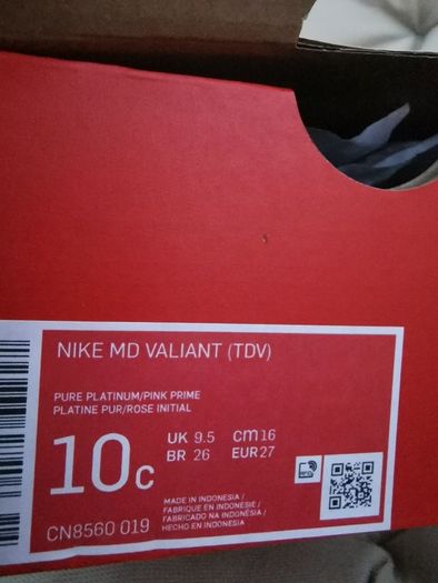Girl's NIKE runners NEW size UK 9.5