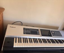 SELLING ASAP Multi intstrument synth/gran piano keyboard  + desktop Roland speaker