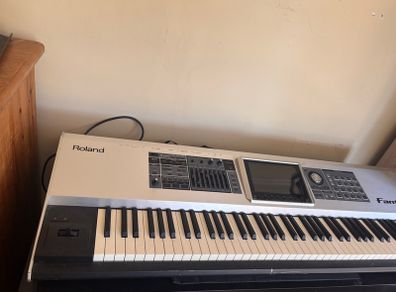 SELLING ASAP Multi intstrument synth/gran piano keyboard  + desktop Roland speaker