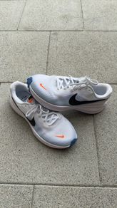 nike revolution 8