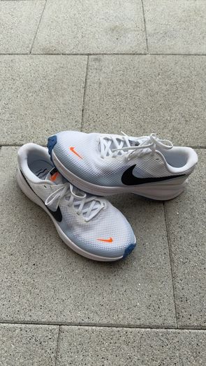 nike revolution 8