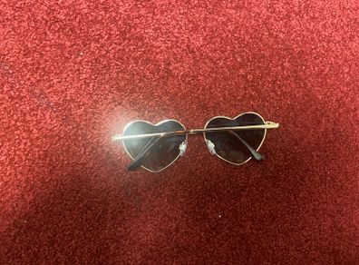 Fashionable sun glasses