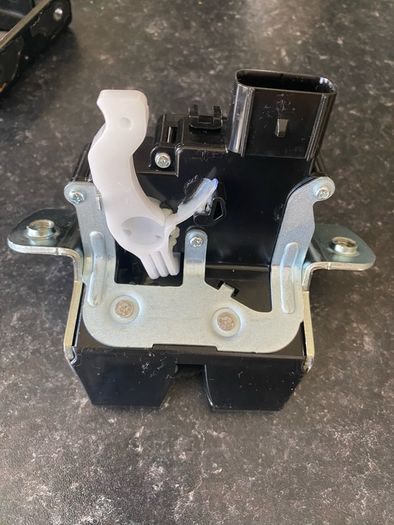 Kia Sportage 2026 boot struts and latch