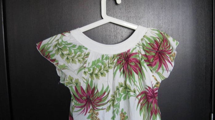 ladies tropical palm tree white top with green + pink floral design  small 8 -10