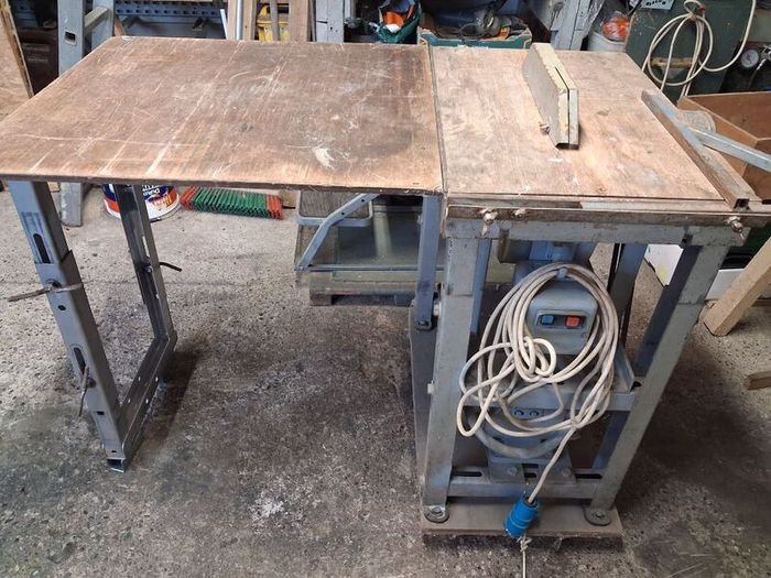 table saw  vwry large