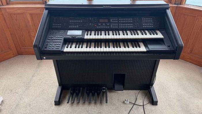 Technics SX-GX5 Organ with bench, Manual, Sheet Music and more.