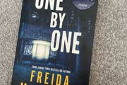 Freida McFadden - One by One