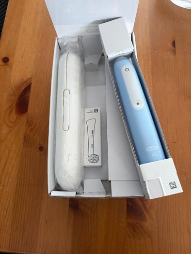 Oral-B iO3 Electric Toothbrushes Adults, 1 Toothbrush Head & Travel Case, 3 Modes With Teeth Whitening