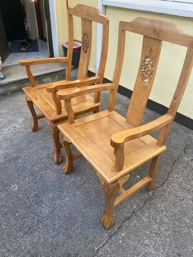 pair of chairs