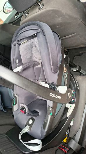 maxi Cosi pearl 360 car seat and base