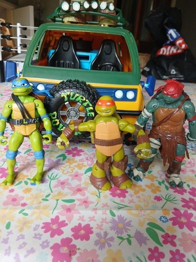 Teenage Mutant Ninja figure  Playset and figures (Please Read)