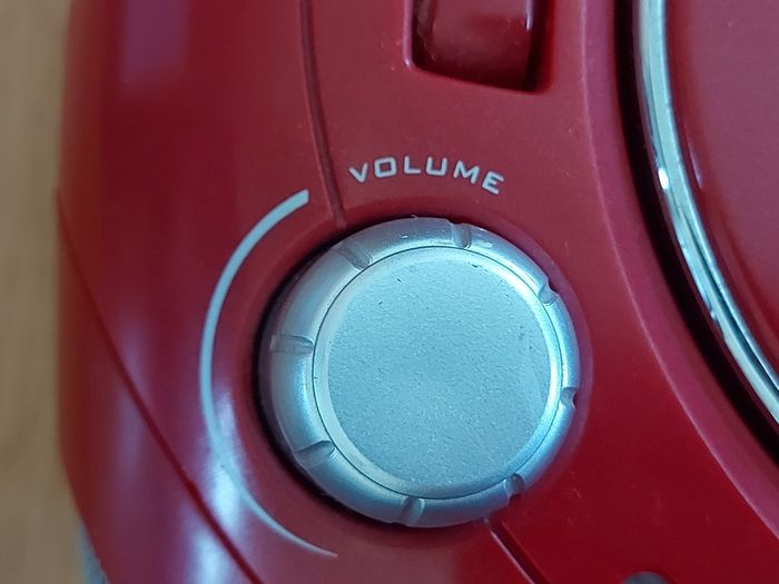 Bench Portable CD Player with Radio, Model KH222, Red, in new condition and working great