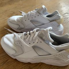Nike Huaraches white runners
