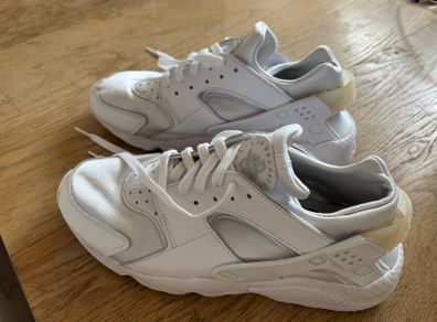 Nike Huaraches white runners