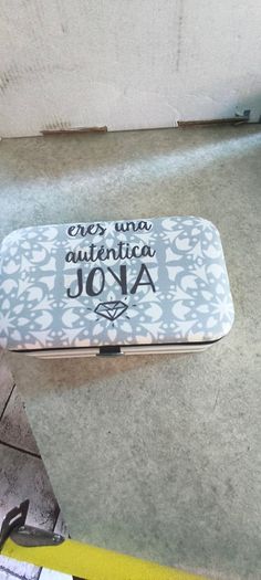 2 Different itmes--1- small travel jewelry case or organizer 12.00 euro. 2-trinklet stone box with lid and nop or could be butter dish,15.00 euro.