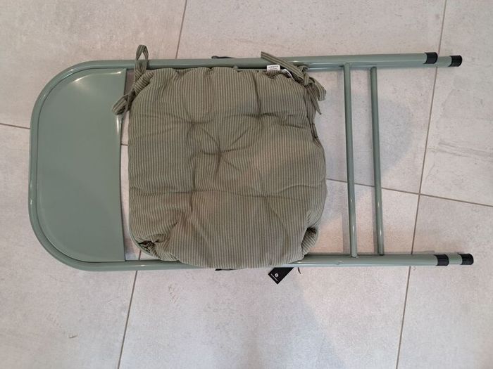 Folding chairs -- garden or dining -- brand new -- olive green
