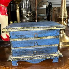 vintage jewellery or trinket box