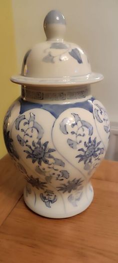 Blue and White Porcelain Ceramic Temple Jar Vase Chinoiserie Flower Garden