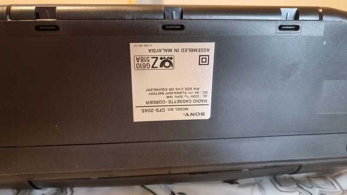 From 1984 Sony CFS-204S, Perfect sound, Radio working, tape do not play.