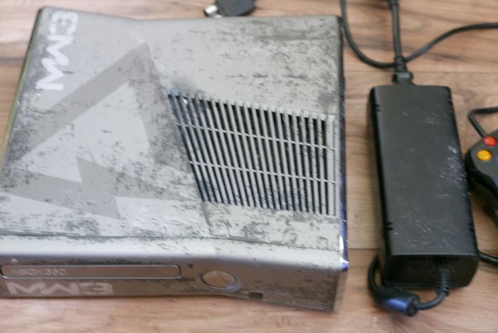Xbox360 320GB - special edition - Call of Duty MW3 +1Pad (one game)