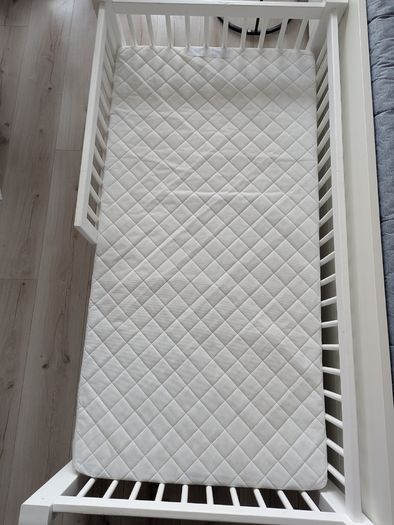 High quality Kids Bed with mattress (like new)