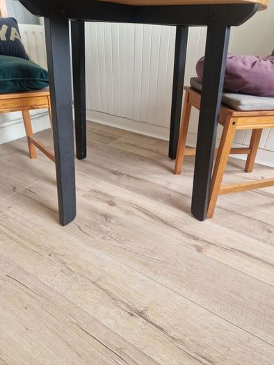 round dining table