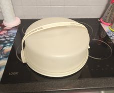 Tupperware Vintage cake carrier