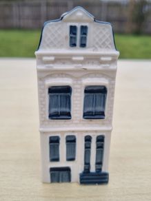 Collector's house made of Delft Blue ceramic, number 71